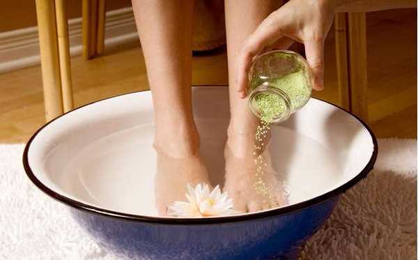 白醋泡腳去灰指甲要加水,白醋泡腳壞處有哪些圖1