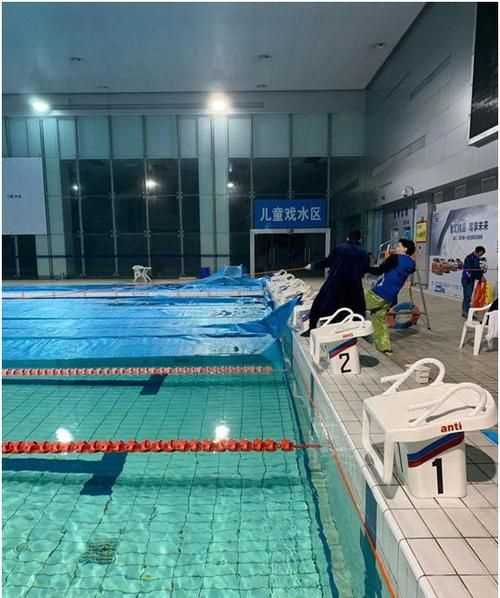 標(biāo)準(zhǔn)的游泳館,含水量是多少噸,水溫多少
