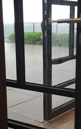 窗戶水蒸氣怎么解決