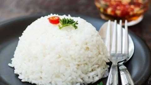 剩米飯?zhí)菚黾訂?></p>
<h2>剩飯煮粥糖份會增加么</h2>
<p>依物質(zhì)不滅定律，剩飯煮成粥後熱量不會增加，米飯的份量多少？它們的糖份就是那麼多！無論怎麼煮，都一樣。</p>
<p><img src=