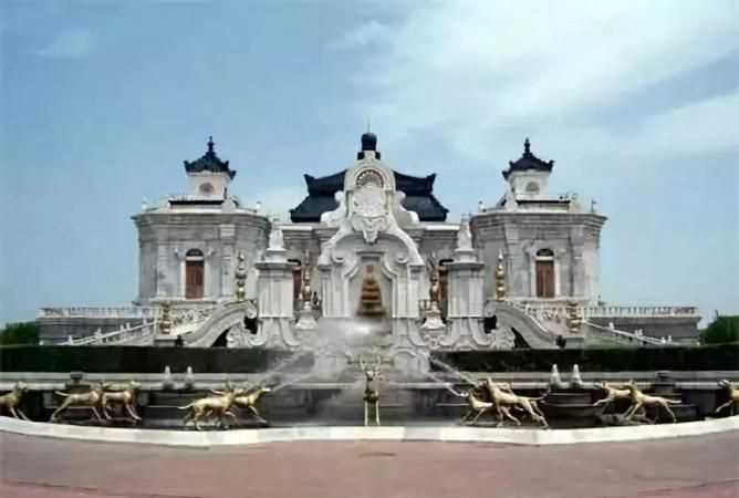 被稱為萬園之園的是什么人