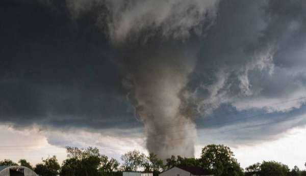 在野外遇到龍卷風(fēng)時應(yīng)該怎么辦,如果遇到龍卷風(fēng)應(yīng)該如何自救圖4