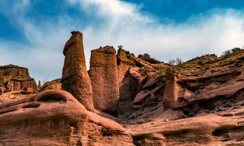 丹霞地貌形成的物質(zhì)基礎(chǔ)是什么