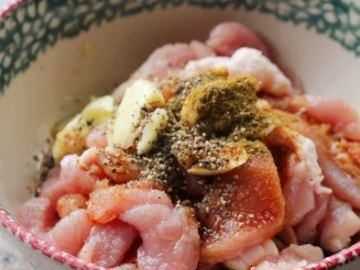 燒烤前肉怎樣腌制才入味,燒烤豬肉怎樣腌制好吃圖4