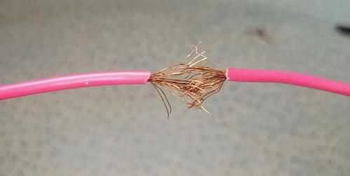 新房結(jié)電線發(fā)現(xiàn)銅絲是黑色是電線質(zhì)量不好 還能用