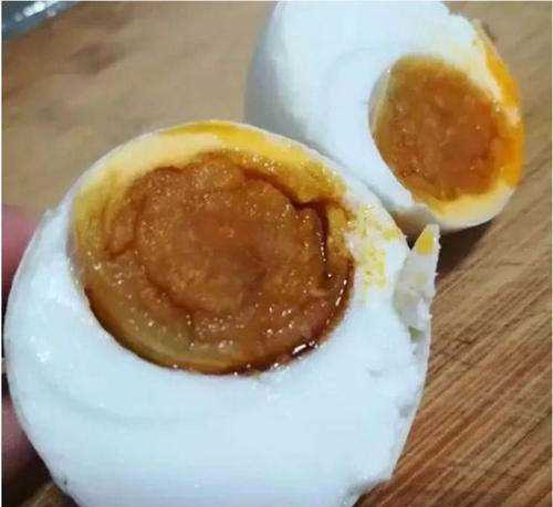 鵝蛋淹出油有什么方法,怎么腌鵝蛋出油又好吃竅門(mén)的視頻圖1