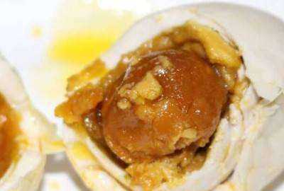 鵝蛋淹出油有什么方法,怎么腌鵝蛋出油又好吃竅門(mén)的視頻圖6