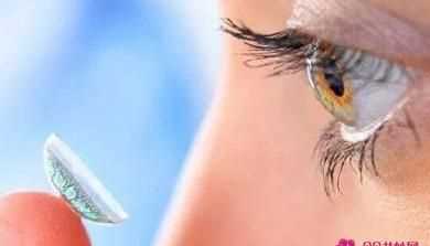 戴隱形眼鏡可以小睡一會(huì)兒?jiǎn)?></p>
<h2>戴隱形眼鏡能睡覺(jué)一個(gè)小時(shí)嗎</h2>
<p>隱形眼鏡帶著睡覺(jué)，一般不要超過(guò)一個(gè)小時(shí)。<br>隱形眼鏡又稱為角膜接觸鏡，主要佩戴于角膜上，通過(guò)鏡片來(lái)矯正近視或者改善外觀。<br>一般使用的美瞳或者軟性接觸鏡都不建議在眼內(nèi)進(jìn)行過(guò)夜。<br>因?yàn)檠坨R佩戴后，如果沒(méi)有接觸空氣和內(nèi)頁(yè)的均勻涂抹，可能會(huì)出現(xiàn)鏡片的干燥變形，以及由于鏡片的對(duì)角膜阻擋容易。<br>角膜結(jié)膜，乳頭炎癥反應(yīng)等情況。因此隱形眼鏡一般不建議在眼內(nèi)進(jìn)行過(guò)夜。<br>一般佩戴后，閉眼睡覺(jué)不超過(guò)一小時(shí)，影響則不大。另外，佩戴隱形眼鏡應(yīng)該進(jìn)行間隔，不要每天連續(xù)佩戴，容易導(dǎo)致角膜的缺氧，可以一周間斷的待幾天。</p>
<p><img src=