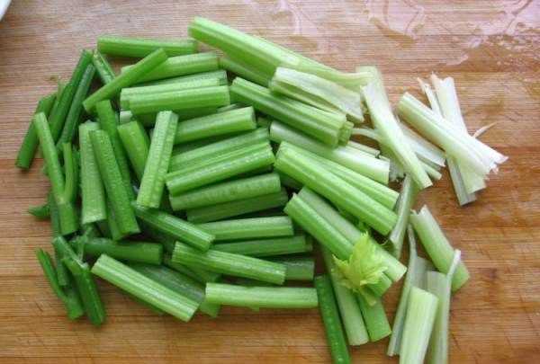 西芹炒多久才算熟,西芹煮多長(zhǎng)時(shí)間能熟圖13