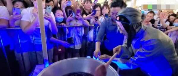 孟婆湯為什么這么火,鄭州女子扮孟婆熬制孟婆湯圖2