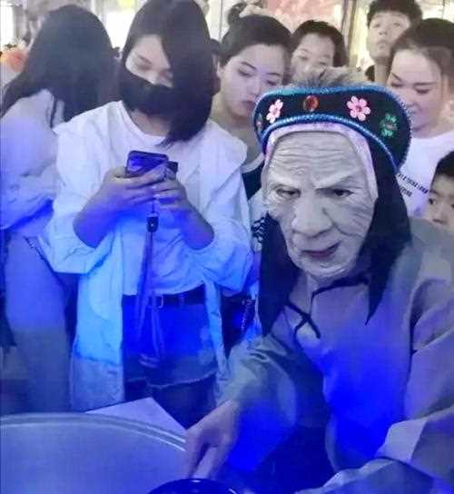 孟婆湯為什么這么火,鄭州女子扮孟婆熬制孟婆湯圖5