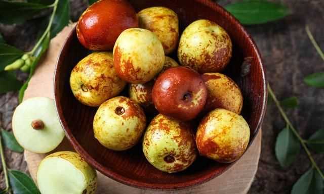 冬棗樹(shù)打蠟下雨能防裂嗎