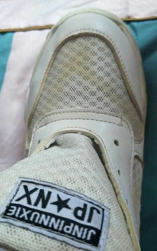 白色運動鞋刷不掉的污漬該怎么辦