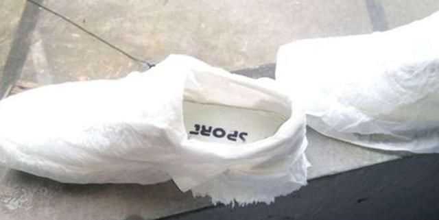 白鞋子有黃斑怎么去除，白色運動鞋刷不掉的污漬該怎么辦？圖2