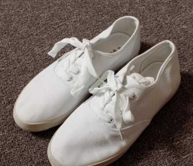 白鞋子有黃斑怎么去除，白色運動鞋刷不掉的污漬該怎么辦？圖3