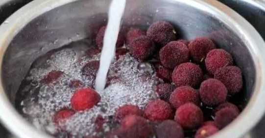 楊梅的正確洗法,楊梅怎么清洗才能洗得干凈泡酒圖1