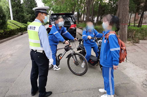 交警深入學(xué)校開(kāi)展交通安全知識(shí)