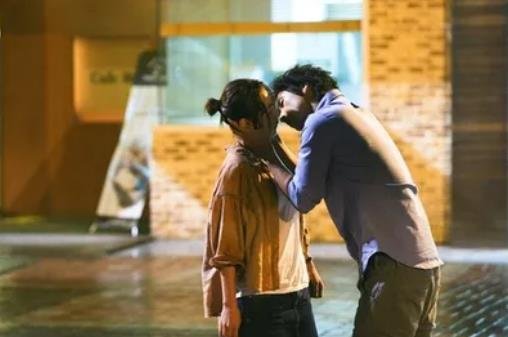 男生親親的時候手不安分 男生親親的時候手不安分