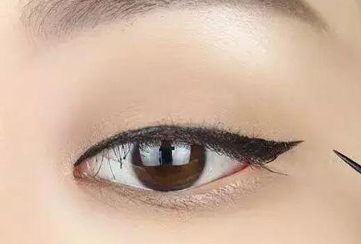 單眼皮怎么畫眼線