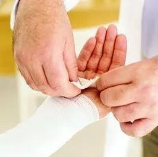 崴腳后恢復注意事項,打籃球崴腳后注意事項,崴腳艾灸后的注意事項