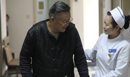 輪椅運(yùn)送病人注意事項