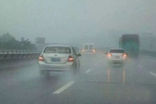 雨中開車注意事項有哪些,雨天開車注意事項,雨中行車注意事項