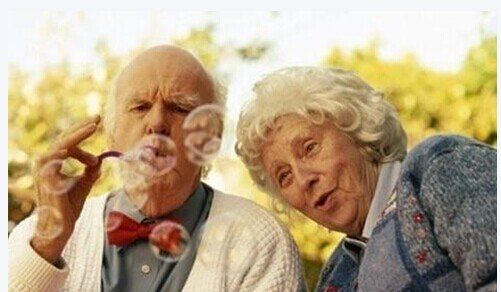 穿粉紅短裙的男人