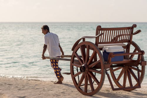 中秋節(jié)現(xiàn)代詩歌朗誦稿 中秋節(jié)現(xiàn)代詩歌朗誦稿